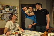Als sich herausstellt, dass Flori der Besitzer des Geldes ist, gibt Felix es ihm schweren Herzens zur&uuml;ck. Von links: Gregor Brunner (Holger M. Wilhelm), Felix Kramer (Shayan Hartmann) und Florian Brunner (Tommy Schwimmer).