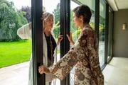 Nach dem gewaltsamen Tod ihres Bruders stellt Nina Holm (Birge Schade, l.) ihre Schwägerin Elisabeth Holm (Julia Bremermann, r.) zur Rede. Nach dem gewaltsamen Tod ihres Bruders stellt Nina Holm (Birge Schade, l.) ihre Schwägerin Elisabeth Holm (Julia Bremermann, r.) zur Rede.