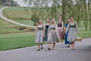 Die Landfrauen haben sich f&uuml;r das Dinner ins Dirndl geschmissen und kommen gerade an den STOI zur&uuml;ck. Von links: Anna-Maria St&uuml;rzer, Magdalena Kaiser, Barbara Friedmann, Katharina F&ouml;rg, Franziska Sch&ouml;mig und Anja Flo&szlig;mann.