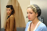 Das unerwartete Wiedersehen zwischen Carla (Sarah Mühlhause, l.) und Nina (Maria Wedig, r.) reißt bei beiden Wunden der Vergangenheit auf ... Das unerwartete Wiedersehen zwischen Carla (Sarah Mühlhause, l.) und Nina (Maria Wedig, r.) reißt bei beiden Wunden der Vergangenheit auf ...