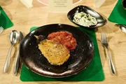 Leibgericht: Auberginen-Schnitzel mit Tomatensugo, selbstgemachtem "Parmesan" und Gurkensalat von Daniel Burghart