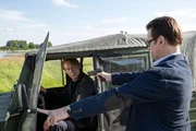 Kriminaldirektor Lars Englen (Ingo Naujoks, r.) stellt Alexander Voss (Oliver Stritzel, l.).