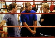 Kelly (Shane Van Dyke, M.), der Chef des Boxclubs und Leiter des Programms f&uuml;r schwer erziehbare Jugendliche, erkl&auml;rt Tommy (Carey Van Dyke, r.) die Regeln und Vorschriften, an die er sich halten muss. Steve (Barry Van Dyke, l.) hat den Jungen in den Club gebracht.