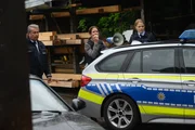 Nach einem Notruf muss Selma Kirsch (Yve Burbach, M.) mit weiteren Streifenpolizisten (Komparsen) zum Au&szlig;eneinsatz.
