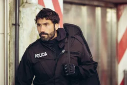 Der Polizist und Scharfsch&uuml;tze Pablo (&Aacute;lex Garc&iacute;a) bricht auf, um seine Kollegen im Kampf gegen die Verbrecher zu unterst&uuml;tzen.