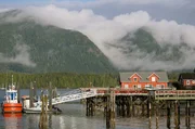 Unter Surfern ist Tofino weltberühmt. In der kanadischen „Surfhauptstadt“ trotzen die Wellenreiter auf ihren Boards den eher frischen Wassertemperaturen, den Winden und der Brandung. Unter Surfern ist Tofino weltberühmt. In der kanadischen „Surfhauptstadt“ trotzen die Wellenreiter auf ihren Boards den eher frischen Wassertemperaturen, den Winden und der Brandung.