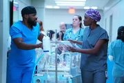Dr. AJ Aust (Malcom-Jamal Warner, l.); Dr. Mina Okafor (Shaunette Ren&eacute;e Wilson, r.)