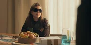 Zoe (Helena Yousefi) testet in Vorfreude auf ihre Griechenlandreise Sonnenbrillen, während sie Theos Fähigkeiten als Vertrauenslehrer in Frage stellt. Zoe (Helena Yousefi) testet in Vorfreude auf ihre Griechenlandreise Sonnenbrillen, während sie Theos Fähigkeiten als Vertrauenslehrer in Frage stellt.
