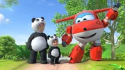 Jett liefert ein Paket an den kleinen Wang (m.) aus Chengdu in China, der sich ein Pandakostüm gewünscht hat. Sein Vater arbeitet in der örtlichen Panda-Forschungseinrichtung und mit diesem Kostüm darf er nun endlich mit ihm zusammen die Pandas füttern. Jett liefert ein Paket an den kleinen Wang (m.) aus Chengdu in China, der sich ein Pandakostüm gewünscht hat. Sein Vater arbeitet in der örtlichen Panda-Forschungseinrichtung und mit diesem Kostüm darf er nun endlich mit ihm zusammen die Pandas füttern.