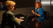 Ein Fall aus der Vergangenheit: Martina Seiffert (Astrid M. Fünderich, l.) wird nach 35 Jahren erneut mit dem Cold Case der Kellnerin Thea Bühl konfrontiert. Weiß Louise Marquardt (Heike Trinker, r.) was ihrer damals besten Freundin damals zugestoßen ist? Ein Fall aus der Vergangenheit: Martina Seiffert (Astrid M. Fünderich, l.) wird nach 35 Jahren erneut mit dem Cold Case der Kellnerin Thea Bühl konfrontiert. Weiß Louise Marquardt (Heike Trinker, r.) was ihrer damals besten Freundin damals zugestoßen ist?