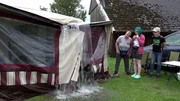 Ein heftiger Sturm hat das Vorzelt von Sandra und ihrer Familie verbogen. Fällt der Camping-Urlaub nun ins Wasser? Ein heftiger Sturm hat das Vorzelt von Sandra und ihrer Familie verbogen. Fällt der Camping-Urlaub nun ins Wasser?