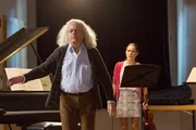 Professor Stadler (Mathias Eysen, l.) und Anna Christensen (Carina Diesing, r.) von der Musikakademie werden bei den Proben von den L&uuml;becker Ermittlern gest&ouml;rt.