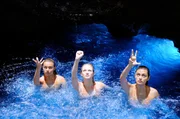 Bella (Indiana Evans), Rikki (Cariba Heine) und Cloe (Phoebe Tonkin) versuchen mit Hilfe ihrer magischen Kr&auml;fte, den Meteoriten wieder auf seine normale Bahn zu lenken.