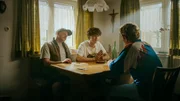 BlaBla (Sebastian Jakob Doppelbauer, l.), Carlo (Jeremias Meyer, M.) und Aydin (David Ali Rashed, r.) diskutieren die Idee, eine WG im frisch besetzten Haus zu gründen. BlaBla (Sebastian Jakob Doppelbauer, l.), Carlo (Jeremias Meyer, M.) und Aydin (David Ali Rashed, r.) diskutieren die Idee, eine WG im frisch besetzten Haus zu gründen.