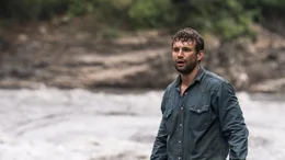 Kevin (Alex Russell) blickt seinem vom Fluss fortgerissenen Reisepartner nach.