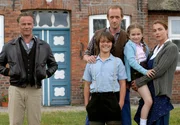 W&auml;hrend ihr Mann Ole Thamsen (Stephan Kampwirth, 3. von rechts) mit den beiden Kindern Verena (Emily-Dorothea Linow) und Knut (Lukas Kieback) f&uuml;r ein paar Tage verreist, verliebt Johanna (Aglaia Szyszkowitz) sich in den charmanten Ingenieur Anton (Klaus J. Behrendt).