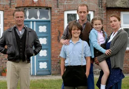 W&auml;hrend ihr Mann Ole Thamsen (Stephan Kampwirth, 3. von rechts) mit den beiden Kindern Verena (Emily-Dorothea Linow) und Knut (Lukas Kieback) f&uuml;r ein paar Tage verreist, verliebt Johanna (Aglaia Szyszkowitz) sich in den charmanten Ingenieur Anton (Klaus J. Behrendt).