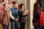 W&auml;hrend Darrin (John Gammon, l.), Sean (Beau Wirick, 2.v.l.) und Axl (Charlie McDermott, 2.v.r.) kurz vor dem Valentinstag M&auml;dchen ihre Dienste als "Schlussmacher" anbieten, zieht Frankie Bricks Zorn auf sich, als sie seine Kunstwerke aus der Schule wegwirft ...