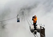Schwindelfreiheit ist Voraussetzung f&uuml;r die Arbeit als Kameramann auf der Gondel der Tiroler Zugspitzbahn.