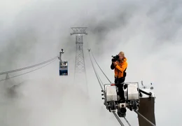 Schwindelfreiheit ist Voraussetzung f&uuml;r die Arbeit als Kameramann auf der Gondel der Tiroler Zugspitzbahn.
