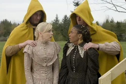Cindy Campbell (Anna Faris, l.) und Brenda (Regina Hall) machen mal eben einen kleinen Abstecher nach "The Village - Das Dorf" ...