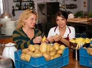 10 Uhr im Ersten. Tanja (Judith Hildebrandt, l.) hilft Leonie (Anna Angelina Wolfers, r.) beim Schälen des Kartoffelbergs. 10 Uhr im Ersten. Tanja (Judith Hildebrandt, l.) hilft Leonie (Anna Angelina Wolfers, r.) beim Schälen des Kartoffelbergs.