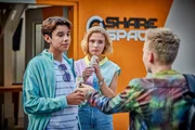 Leon (Dean-Ryan Kuhlig, li.) und Charlotte (Caroline Groß, re.) werden von Sirius Pasulke (Niels Krommes) über den Zukunftswettbewerb interviewt. Doch Leons Gedanken sind ganz woanders. Leon (Dean-Ryan Kuhlig, li.) und Charlotte (Caroline Groß, re.) werden von Sirius Pasulke (Niels Krommes) über den Zukunftswettbewerb interviewt. Doch Leons Gedanken sind ganz woanders.