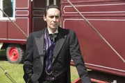 Laura hat Zauberer Welkin (Guy Henry) das gleiche Versprechen gegeben wie Smythe. Aus der Ferne beobachtet er eifersüchtig sie und ihren eigentlichen Verlobten, Nicholas. Laura hat Zauberer Welkin (Guy Henry) das gleiche Versprechen gegeben wie Smythe. Aus der Ferne beobachtet er eifersüchtig sie und ihren eigentlichen Verlobten, Nicholas.