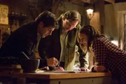 Nick (David Giuntoli, l.), Monroe (Silas Weir Mitchell) und Rosalee (Bree Turner) sind auf der Suche nach einem 'Gl&uuml;hwesen'-P&auml;rchen.