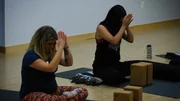 zwei Frauen trainieren zwei Frauen trainieren