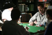 Dr. Gregory House (Hugh Laurie, 2.v.r.) besucht wöchentlich einen Pokerabend .. Dr. Gregory House (Hugh Laurie, 2.v.r.) besucht wöchentlich einen Pokerabend ..