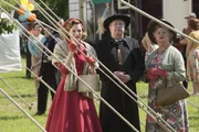 Lady Felicia (Nancy Carroll, l.), Father Brown (Mark Williams, m.) und Mrs McCarthy (Sorcha Cusack, r.) bestaunen das Treiben des Zirkus. Lady Felicia (Nancy Carroll, l.), Father Brown (Mark Williams, m.) und Mrs McCarthy (Sorcha Cusack, r.) bestaunen das Treiben des Zirkus.