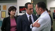 Detective Benson (Mariska Hargitay) und Detective Stabler (Christopher Meloni) befragen Sergeant Lloyd Andrews (Nestor Serrano, r.). Seine Frau behauptet, von ihrem Mann vergewaltigt worden zu sein.