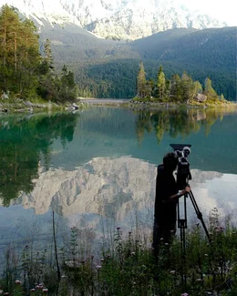 Gestalter Wolfgang Thaler vor dem Eibsee.