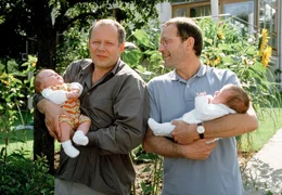 Die Erzeuger-V&auml;ter Alexander Karl (Erich Hallhuber, rechts) und Enno (Axel Milberg) finden keinen Platz in der Frauen-Wohngemeinschaft.