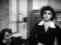 Die technische Zeichnerin Anna (Gina Lollobrigida) ger&auml;t in Verdacht, eine Verr&auml;terin zu sein.