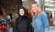 Moderatorin Andrea Grie&szlig;mann (r) mit einer Bewohnerin des Bergdorfes Anogia.