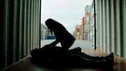 Nora findet Besten verletzt in einem Container. Nora findet Besten verletzt in einem Container.