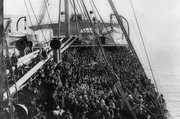 Einwanderer an Bord eines Schiffes. Einwanderer an Bord eines Schiffes.