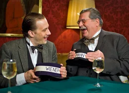 "Der ewige Dienstmann - Hans Moser im Portr&auml;t", Begnadeter Schauspieler, Komiker und Filmstar mit zeitloser Popularit&auml;t. Legend&auml;rer Wienerlieder-Interpret und liebensw&uuml;rdiger Grantler mit Hang zum Geiz. So bleibt der am 6. August 1880 in Wien geborene Johann Julier alias Hans Moser vielen in Erinnerung. Aber wie war Hans Moser wirklich? Mit neu entdeckten Fakten, Erz&auml;hlungen seiner ihm vertrauten Nichte und prominenter Schauspielkollegen zeichnet Regisseur Wolfgang Liemberger ein differenziertes Bild des privaten Menschen Hans Moser.Im Bild (v.li.): Florian Teichtmeister und Erwin Steinhauer, Josefstadt Theater.  SENDUNG: ORF3 - MO - 26.10.2020 - 18:25 UHR. - Veroeffentlichung fuer Pressezwecke honorarfrei ausschliesslich im Zusammenhang mit oben genannter Sendung oder Veranstaltung des ORF bei Urhebernennung.
