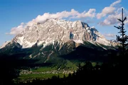 Die Zugspitze, mit 2.962 m der h&ouml;chste Gipfel des Wettersteingebirges, ist ein Symbol f&uuml;r die Eroberung des alpinen Raums durch den Menschen.