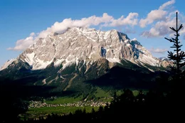 Die Zugspitze, mit 2.962 m der h&ouml;chste Gipfel des Wettersteingebirges, ist ein Symbol f&uuml;r die Eroberung des alpinen Raums durch den Menschen.