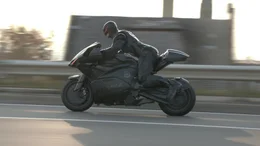 Halb Mensch und halb Roboter - der vom Gro&szlig;konzern OmniCorp erschaffene RoboCop (Joel Kinnaman) sorgt im Jahr 2028 f&uuml;r Recht und Ordnung auf den Stra&szlig;en von Detroit.