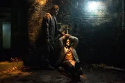 Hank (Russell Hornsby, r.) f&auml;llt in die H&auml;nde mysteri&ouml;ser M&auml;nner, die in Portlands Kanalisation hausen ...