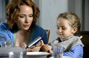 "Um Himmels Willen", "Madonnen-Fieber." Die 18-j&auml;hrige Jungmutter Anke taucht zusammen mit ihrem erkrankten Baby in der neuen Beratungsstelle des Klosters auf. Im Bild (v.li.): Anna Luise Kiss (Barbara Bachmann), Charlotte Herold (Elisabeth).