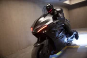 Halb Mensch und halb Roboter - der vom Gro&szlig;konzern OmniCorp erschaffene RoboCop (Joel Kinnaman) sorgt im Jahr 2028 f&uuml;r Recht und Ordnung auf den Stra&szlig;en von Detroit.