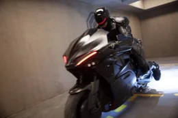 Halb Mensch und halb Roboter - der vom Gro&szlig;konzern OmniCorp erschaffene RoboCop (Joel Kinnaman) sorgt im Jahr 2028 f&uuml;r Recht und Ordnung auf den Stra&szlig;en von Detroit.