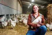 Landfrau Anna Ostermeier in ihrem H&uuml;hnerstall.