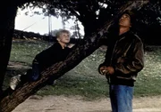 Stevie (Garette Patrick Ratliff, l.) erz&auml;hlt Jonathan (Michael Landon, r.) von seinem Superhelden "Amazing Man".