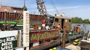 Der goldene Kunstbagger im Kutterhafen Finkenwerder.